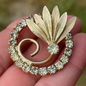 Beautiful Vintage Swirled Rhinestones and Leaf Brooch!